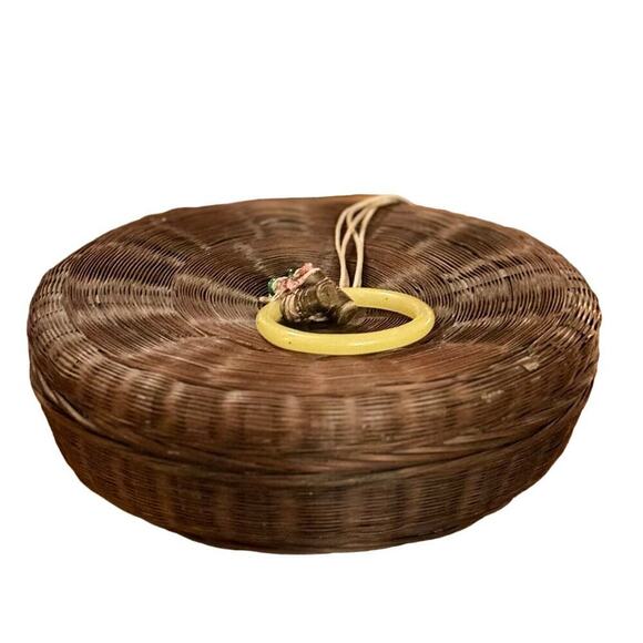 Vintage Chinese Sewing Basket with Peking Glass Bangle - Picture 2 of 6